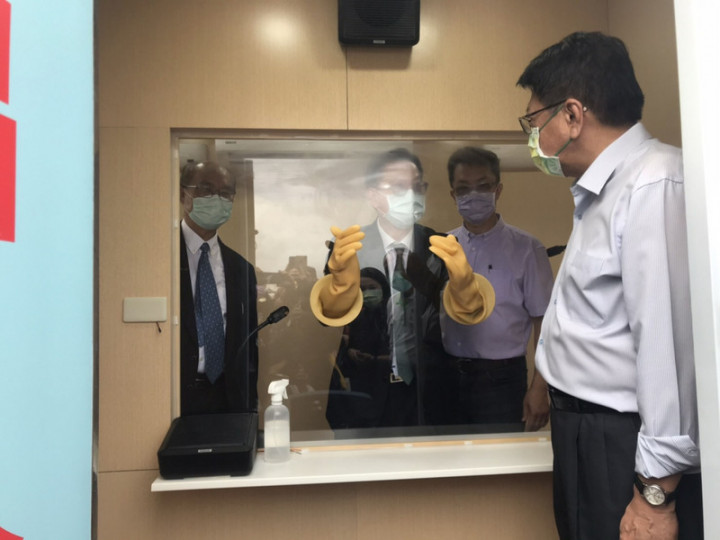 彰化基督教醫院捐贈可移動式「戶外正壓採檢站」給屏 東縣，首站設置東港鎮大鵬灣濱海公園碼頭，彰基院長 陳穆寬（左2）向屏東縣長潘孟安（前右）示範使用方 法。 （屏東縣政府提供）