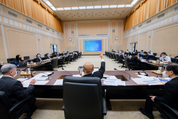 為因應疫情變化，行政院長蘇貞昌邀集衛福部等相關部會召開「行政院疫情會議」。   圖：行政院提供