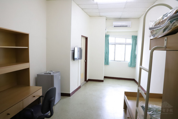 雲林縣政府在斗六體育館開設22間小套房，名為「溫馨 小棧」，無償提供台大醫院雲林分院醫護人員使用。