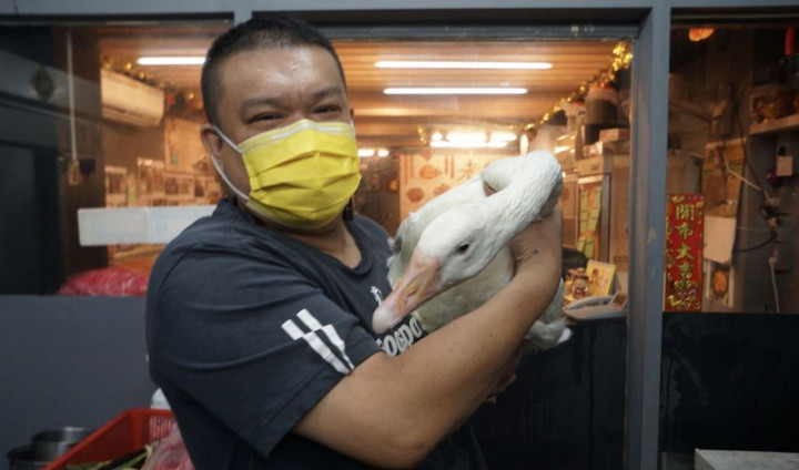 來自中國東北的楊波結婚後來台開餐廳，近來疫情升溫 ，餐廳生意清淡，房東得知後免掉他後2個月的租金， 還有攤商送他豬肝、豬血，讓楊波感受到濃濃的台灣人 情味。