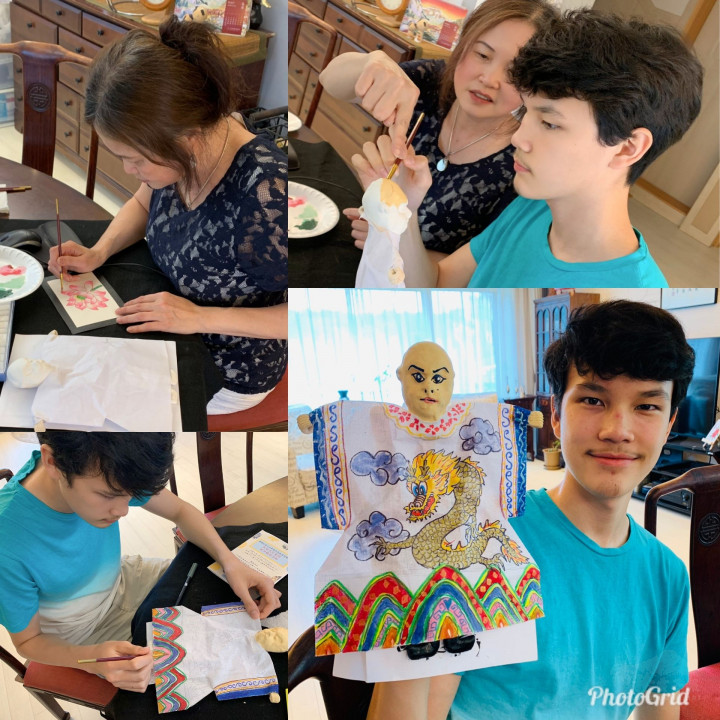 親子共同討論如何完成專屬自己的布袋戲偶