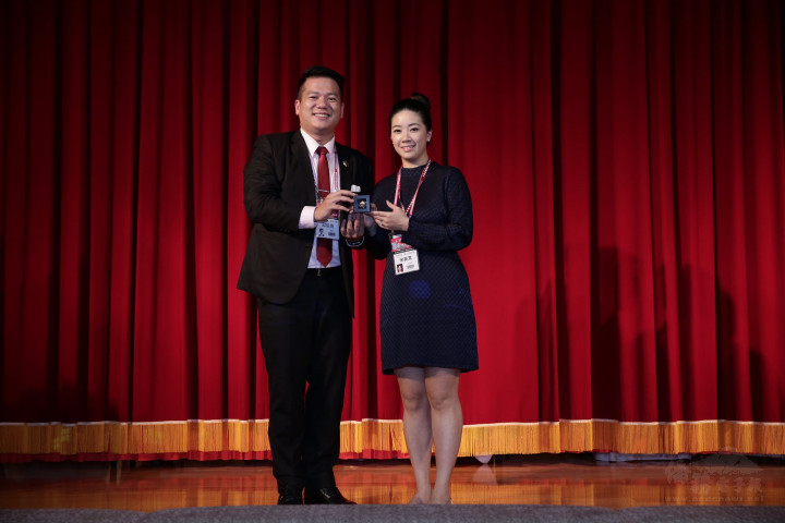 宋美滿(右)與邱臣遠(左)合影。