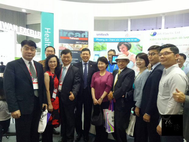 外貿協會協助精聯電子與越南台資震興醫院合作,25日在越南同奈舉行「台灣智慧醫療系統捐贈典禮」,由精聯電子捐贈5套「遠距健康照護系統 LIGCare HG700」智慧病房。(中華民國對外貿易發展協會提供)