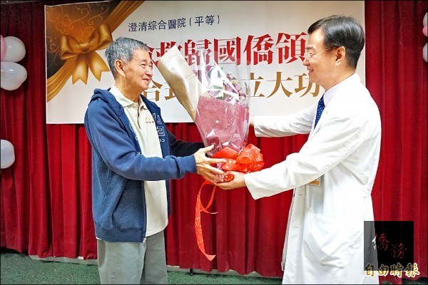 李姓華僑病癒出院，感謝許人文醫師救命重生。（自由時報提供）