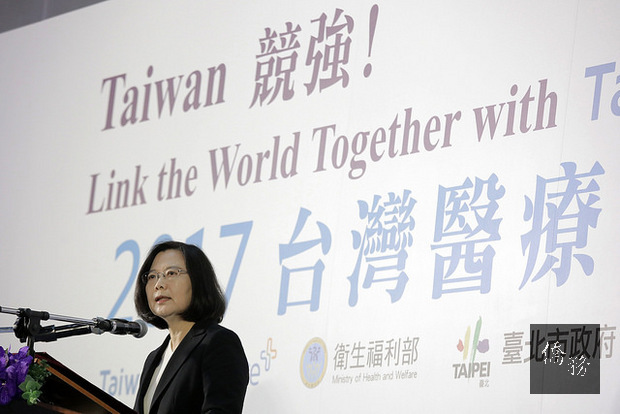總統蔡英文（圖）7日在台北出席「2017台灣醫療科技展」開幕儀式，致詞表示，醫療一直是台灣的驕傲，期盼結合生技醫療產業與台灣臨床經驗，打造屬於台灣的醫療品牌，拓展台灣醫療科技前景和未來。（總統府提供）