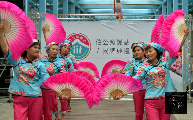 落實總統蔡英文建構「客庄伯公醫療行動網」、推動「夥房銀髮族照顧中心」政策，全台8縣市「伯公照護站」29日同時啟用，由副總統陳建仁在台中透過視訊主持聯合揭牌，圖為台東照護站啟用。(中央社提供)