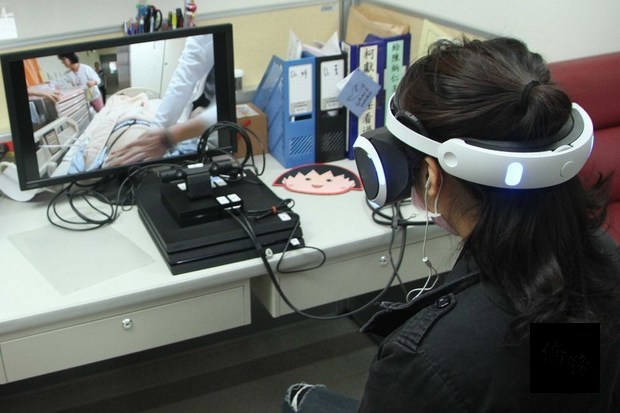 奇美醫學中心推出電腦互動式觸控遊戲及虛擬實境體驗，讓體驗者感受疾病與衰老的醫療處境，希望推廣民眾自主預立醫療決定。(中央社提供)