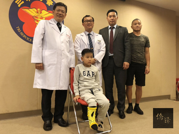 蒙古男孩阿莫（前）4個月大時摔傷骨折，手術後仍癒合不良，導致嚴重長短腳。經三軍總醫院義診團隊診斷為罕見骨疾病，送到台灣接受治療後痊癒。