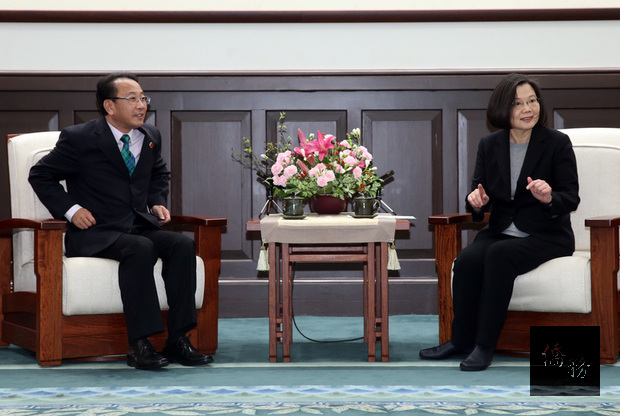 總統蔡英文（右）18日下午在總統府，接見台灣基督長老教會馬偕醫療財團法人馬偕紀念醫院醫療團，並與董事長胡志彊（左）晤談。（中央社提供）