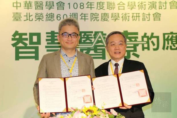 台北榮民總醫院院長張德明（右）22日和台灣人工智慧實驗室創辦人杜奕瑾（左）正式簽署合作意向書，盼透過AI技術，持續強化醫療影像偵測與判讀。