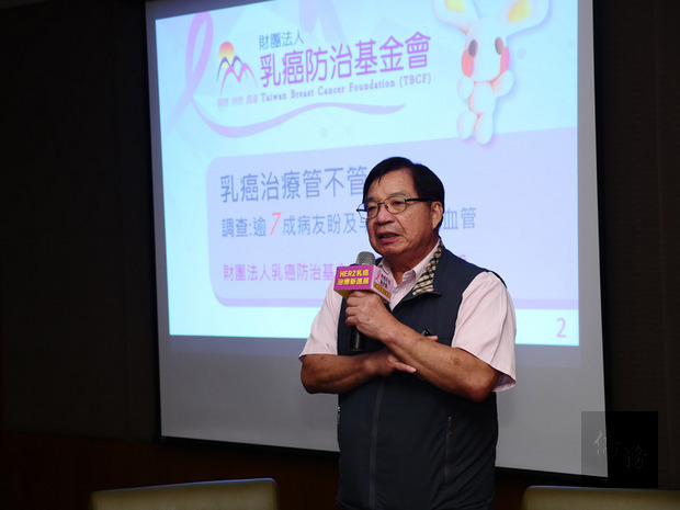 人工血管是乳癌治療必備工具，但不少病友因擔心復發，療程結束後仍留置體內。乳癌防治基金會董事長張金堅表示，原則上HER2乳癌患者完成化療療程後，即可摘除治療乳癌必備工具之一的人工血管。（乳癌防治基金會提供）