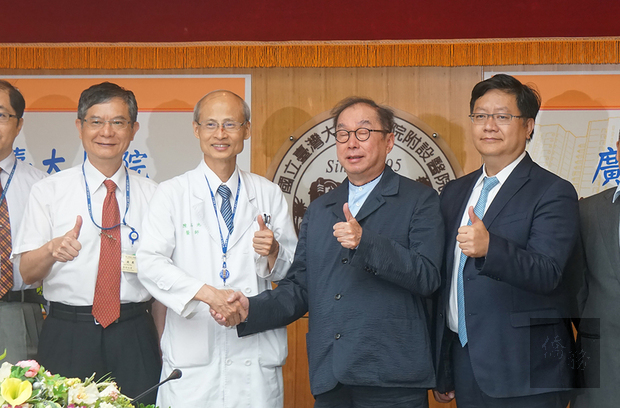 廣達電腦9日宣布捐贈台大醫院一套人工智慧醫療雲運算整合平台(QOCA),有助基因運算疾病判讀,大幅縮短診斷時間。台大醫院院長陳石池(左2)與廣達電腦董事長林百里(右2)等人出席記者會。(中央社提供)