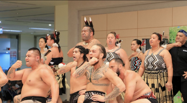 紐西蘭毛利族文化交流團到北榮感恩義演，表演特色舞蹈與病患及醫護同仁同樂。（北榮提供）