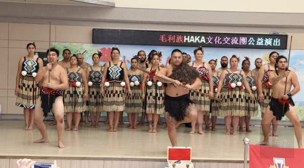 紐西蘭毛利族文化交流團到北榮感恩義演，表演特色舞蹈與病患及醫護同仁同樂。