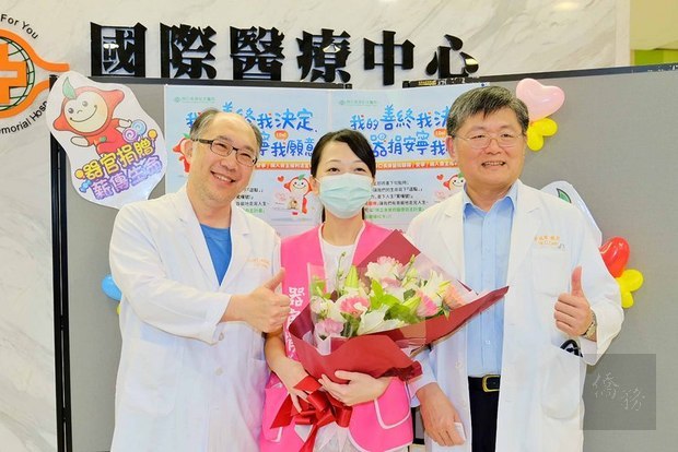 林口長庚醫院19日舉辦的「器捐、安寧、病人自主權利法宣導週」開幕活動,牟小姐(中)在器官移植中心主任醫師李威震(右)的見證下,響應簽署器官捐贈意願,並投身器官捐贈宣導志工行列。