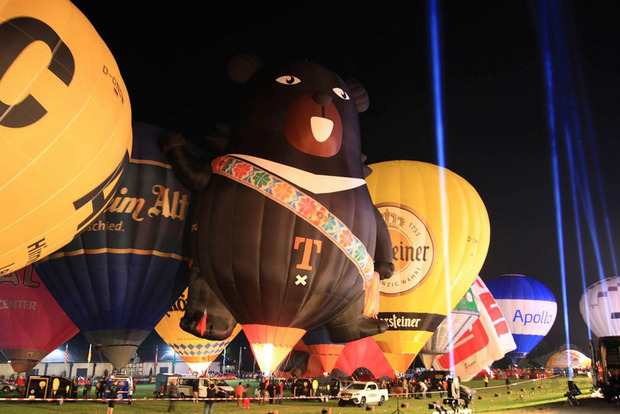 德國西部的紹爾蘭（Sauerland）8月30日至9月7日舉辦華士坦國際熱氣球嘉年華，台灣的「喔熊」熱氣球與各國熱氣球一起升空。（觀光局駐法蘭克福辦事處提供）