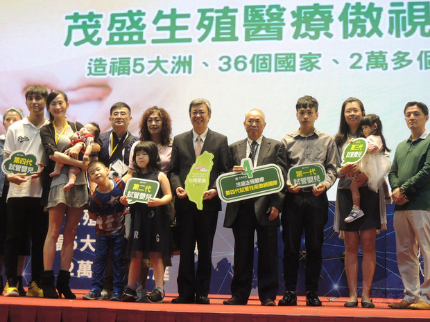 茂盛醫院3日在台中市好運來洲際宴展中心舉辦「2019試管嬰兒世界博覽會」,邀請逾3000名試管寶寶齊聚締造金氏世界紀錄,副總統陳建仁(中)也到場同歡。(中央社提供)