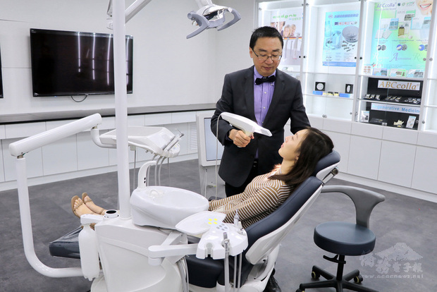陽明大學與台灣醫材廠商合作，打造數位牙醫教學示範中心，4日正式開幕，不僅提升病患醫療品質，也協助MIT（台灣製造）牙科品牌拓展國際能見度。（中央社提供）
