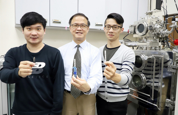 台灣科技大學材料系教授朱瑾（中）帶領研究團隊，將金屬玻璃鍍層應用於醫療刀具上，讓刀具表面光滑、不沾黏，摩擦力變小，銳利度提升。（中央社提供）
