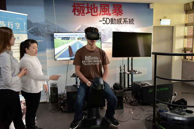 屏東大學與屏東國仁醫院跨領域合作，研發VR騎馬復健系統，患者不但不必騎真馬復健，過程還可看到不同景點，提高患者復健興趣。（中央社提供）
