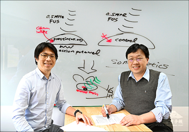 清華大學分子醫學研究所副教授林玉俊（左）與生醫工程與環境科學系教授葉秩光組跨領域研究團隊，成功治癒小鼠的帕金森氏症。（自由時報提供）