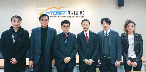 台大醫學院助理教授兼任醫師潘明楷(右3)18日於科技部記者會說明研究成果,經過台美跨國合作團隊努力,找到顫抖症的成因。(中央社提供)