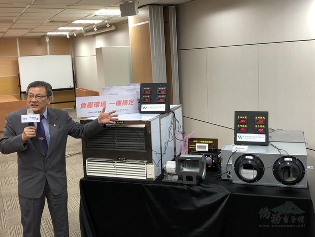 勤益科技大學資訊管理系教授翁國亮解釋「全外氣循環熱交換空調系統」，運用水分子壓力差及水二相能量轉換，快速打造負壓環境，並達到節能效益。（中央社提供）