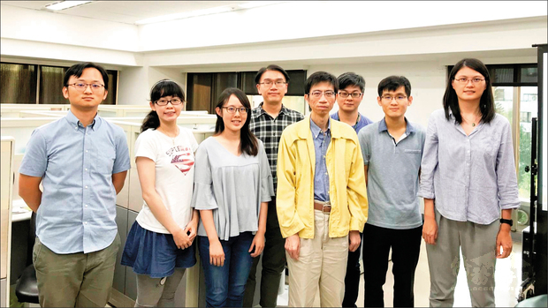 中研院研究員莊樹諄（右四）團隊建立全球第一個自閉症腦部「環狀RNA」的調控網路。（中研院提供）