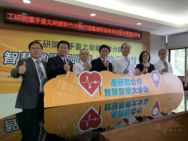 LED光除可照明外,也可作為醫材追蹤光源,工研院8日發表相關科技應用成果,工研院並表示,未來智慧照明系統能結合物聯網、人工智慧、可見光通訊等技術,應用於倉儲、零售、長照、盲人導覽等特定照明,展現LED照明技術的多元應用價值。(中央社提供)