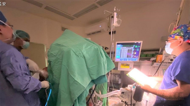 在屏東縣政府和恆春旅遊醫院主導下,3家主要醫院恆春旅遊醫院、恆春基督教醫院和南門醫院麻醉科醫師,自8月1日起聯手在假日值班,讓恆春半島的緊急醫療沒有空窗期。(屏東縣政府提供)