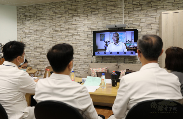 花蓮慈濟醫院與菲律賓崇仁醫學院合辦的中西醫合療論壇，27日以視訊方式舉行，駐菲代表徐佩勇（螢幕中）也透過網路視訊參與。（花蓮慈濟醫院提供）