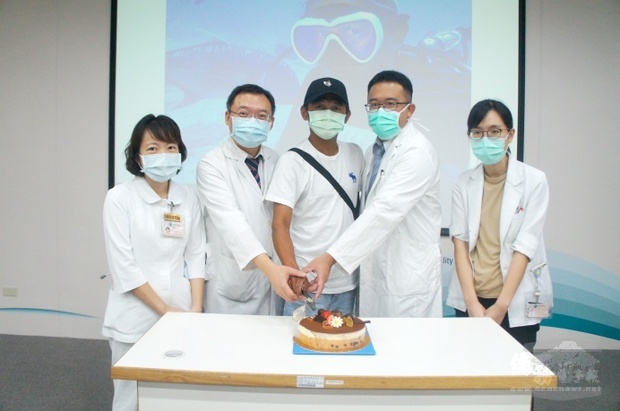 臺中榮總醫療團隊慶祝病友周先生痊癒。（臺中榮總提供）
