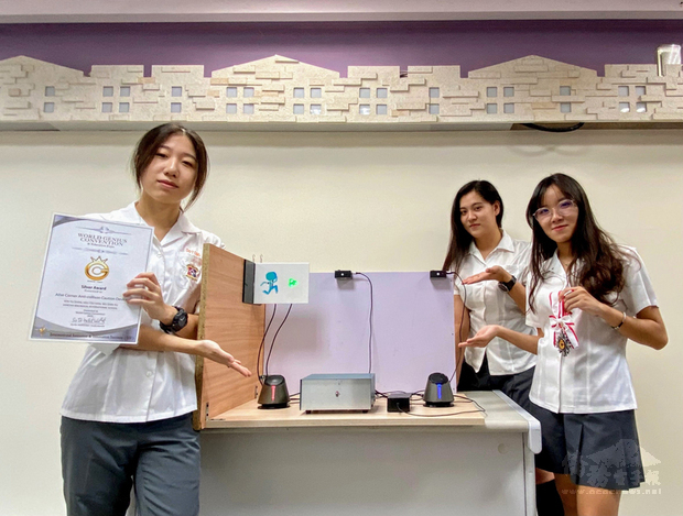 2020第14屆波蘭華沙國際發明展中,台灣年紀最小的金牌獎得主是來自康橋國際學校秀岡校區國際部的高三生徐祖涵、吳詩媮、顏妤珊,他們設計出「走道轉角防撞警示裝置」,解決轉角的視線死角問題。(中華創新發明學會提供)