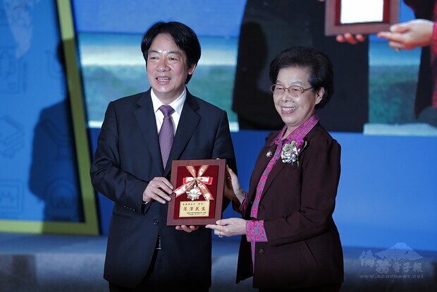 副總統頒發感謝狀予醫療奉獻獎創辦人張博雅醫師及黃明和醫師