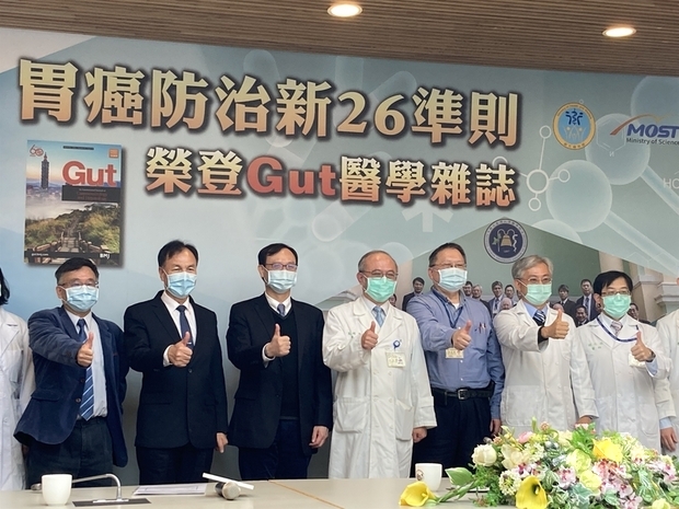 台大醫院在中央與地方政府支持下，與台大跨院團隊合作，深入社區、長期耕耘，提出胃癌防治的解方，也訂立出世界的準則，深具影響力，獲選為Gut雜誌60週年12月封面。（中央社提供）