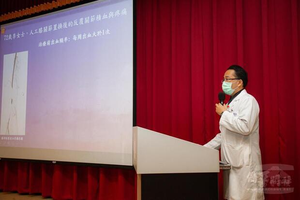 三軍總醫院許一智醫生說明微細血管栓塞治療。