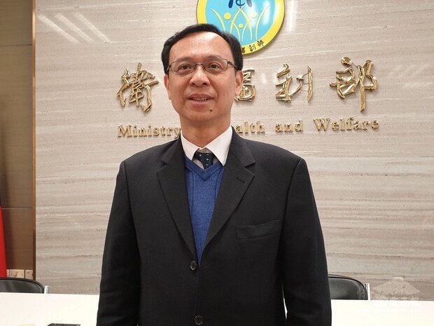 衛福部次長石崇良說，確診醫師因照顧病人染疫，將可領補償金至少新台幣35萬元。