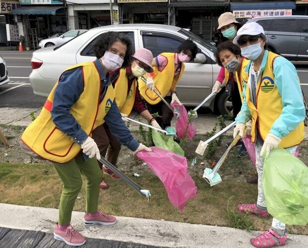 屏東縣環保局號召志工到醫院周邊道路撿拾廢棄口罩，短短20分鐘就撿了580多個廢口罩，全由垃圾車載走處理。