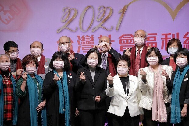 總統出席「2021年台灣社會福利總盟聯合感恩餐會」，並合影