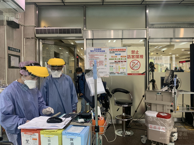因應武漢肺炎（2019冠狀病毒疾病，COVID-19）疫情，林口長庚醫院急診室人員穿戴完整防護裝。