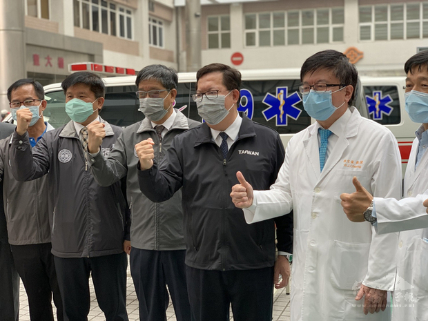 桃園市長鄭文燦（左4）23日上午到林口長庚醫院慰勉醫護人員辛勞，為防疫人員加油打氣。