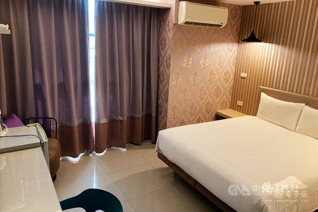 近期大量旅外國人返台過年，台南市政府協調旅宿業者增加防疫旅館量能，提供清潔舒適的房間媒合有需要的市民使用。