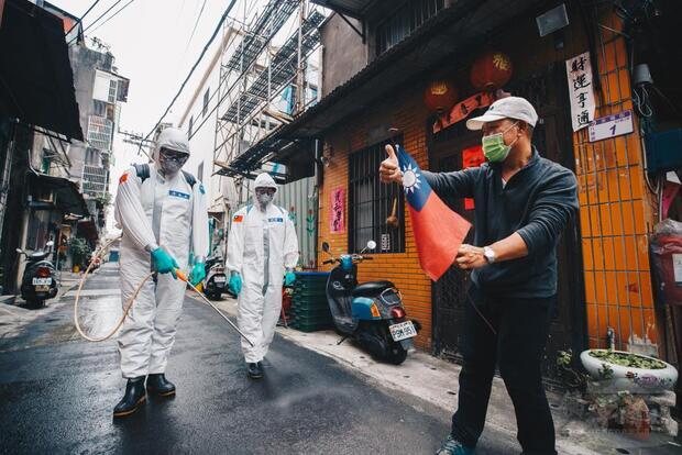 民眾對執行消毒作業的官兵加油打氣。