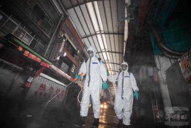 陸軍33化學兵群進行消毒作業。