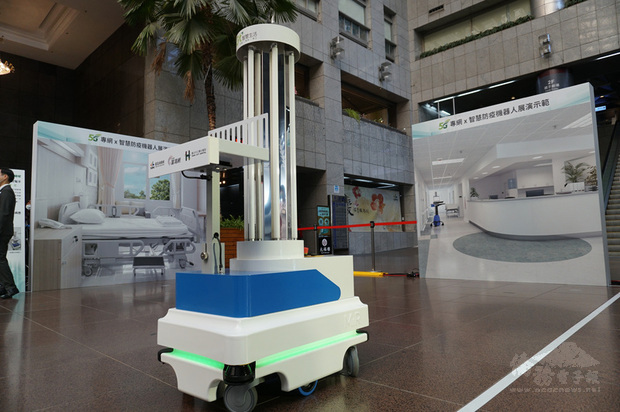 台北市政府與亞太電信合作,宣布在聯合醫院仁愛院區設5G專網及清潔消毒機器人,可自動消毒、送餐送藥,盼減少醫護員感染風險。