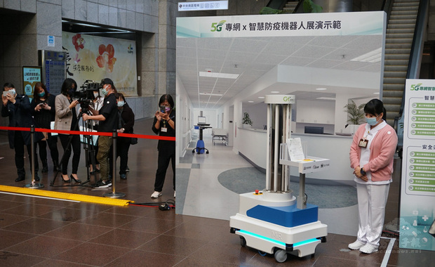 台北市政府與亞太電信合作,宣布在聯合醫院仁愛院區設5G專網及清潔消毒機器人,機器人可自動消毒、送餐送藥,透過5G不易斷線。