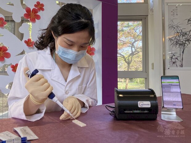 國立清華大學生物醫學工程研究所成功研發COVID-19病毒抗體快篩試片，只要取一滴指尖血，15分鐘就能知道疫苗是否在施打者身上產生保護力。 