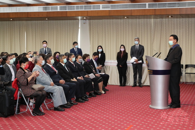 外交部長吳釗燮致詞感謝關皚麗教授等七位獲獎個人或團體代表積極推動國際醫療工作，具體實踐「台灣能幫忙」的理念，獲得國際高度肯定。