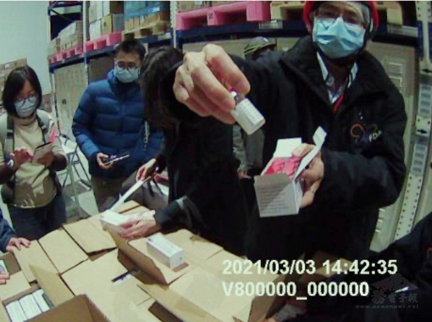 首批牛津AZ疫苗3日運抵台灣，由食藥署人員確認疫苗
批號、數量及冷鏈無誤後，拆開疫苗包裝檢查外觀。（食藥署提供）
