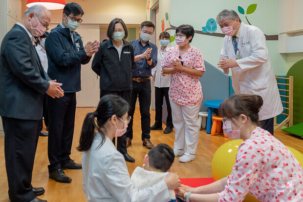 總統參訪全國首創重大兒虐長期照護專責機構「飛象家園」，在遊戲發展區關心收治院童的復健情形及治療內容